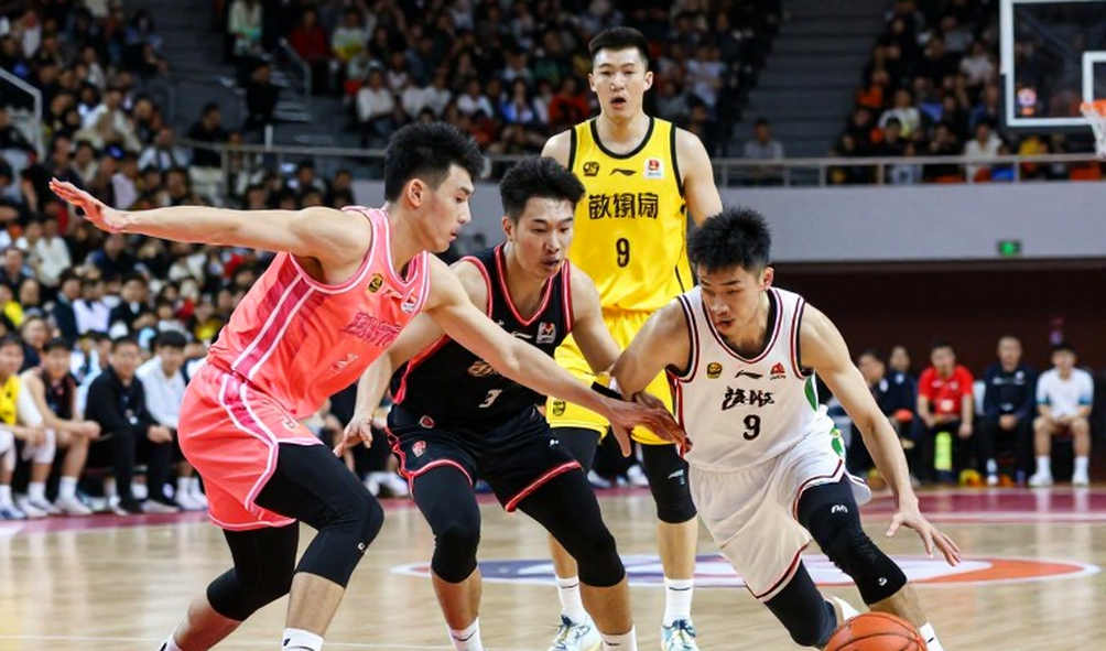 EuroLeague Super Cup: 93-89, chiếc cúp đầu tiên và khoảng trống dữ liệu đắt hơn tiền thưởng