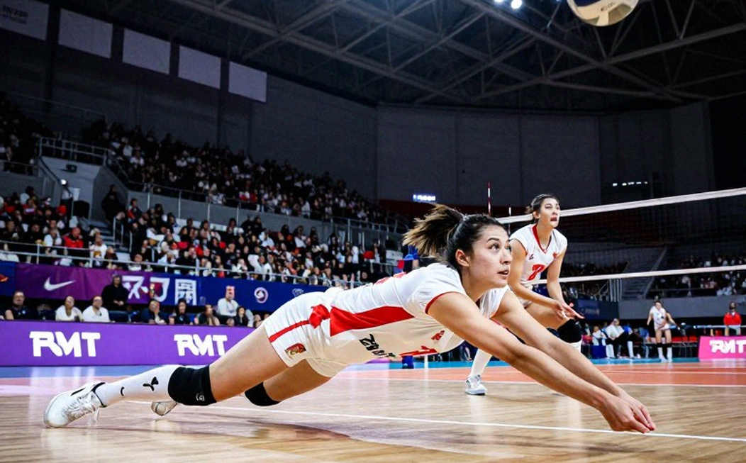 Gabi và Bruno bên hồ bơi: Phép thử mang tên VakifBank