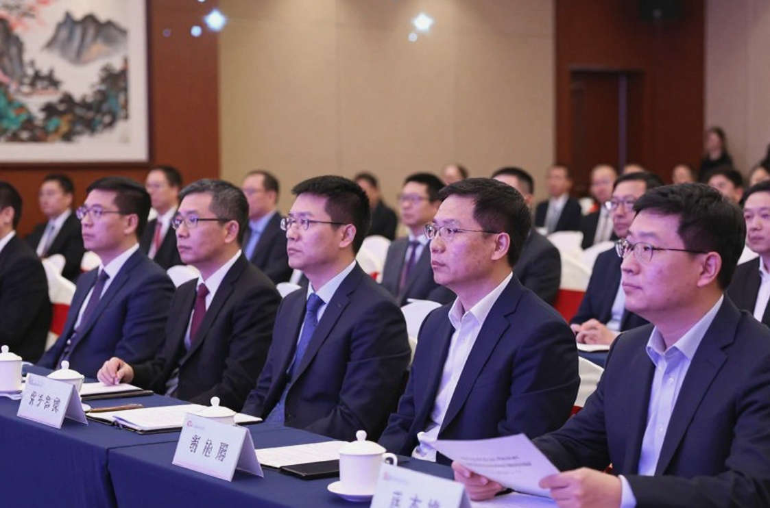 George Russell mùa 2026: Cú đảo chiều 80–20 ở Brackley và chiếc ghế đang rung
